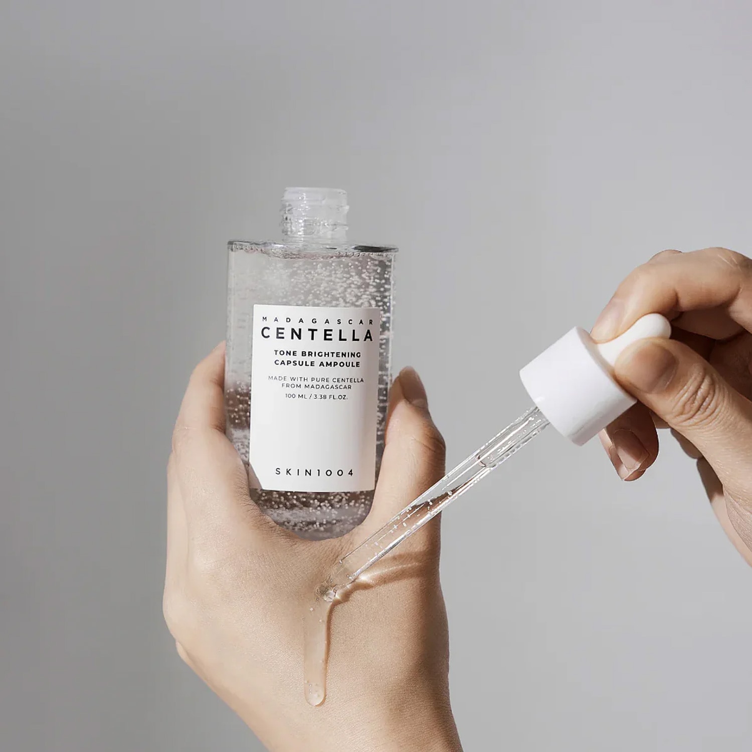SKIN1004 MADAGASCAR CENTELLA TONE BIRGHTENING CAPSULE AMPOULE (TÓNICO LIGERO CON NIACINAMIDA)